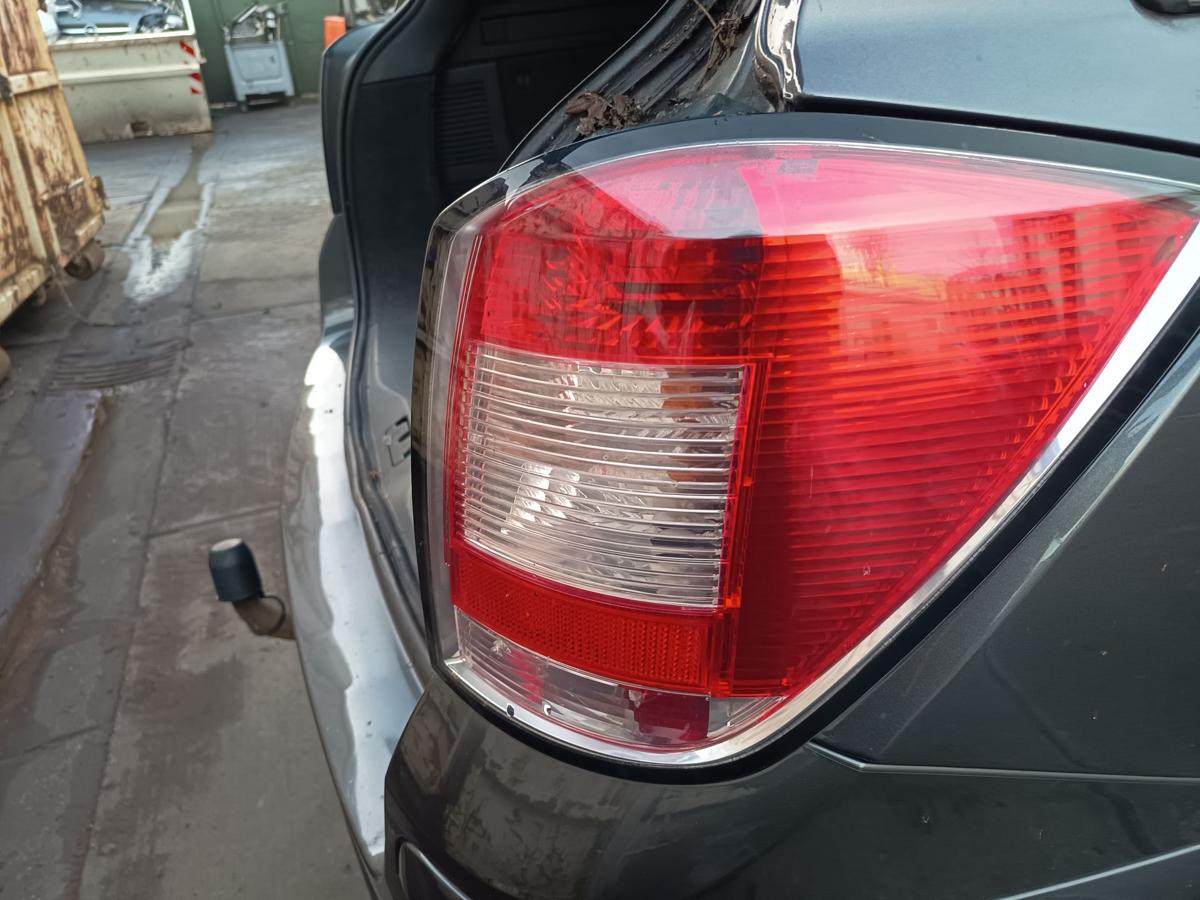 Opel Astra H Caravan original R&uuml;ckleuchte rechts Heck/Schluss/Licht Bj 2010