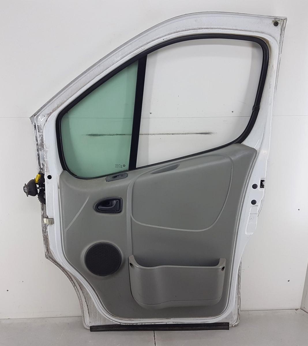 Opel Vivaro Tür vorn rechts in 10U Casablancaweiss Bj2007