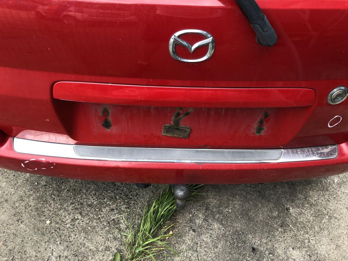 Mazda Demio DW Sto&szlig;f&auml;nger hinten Hecksch&uuml;rze Sto&szlig;stange Heck rot AHK Ausschnitt