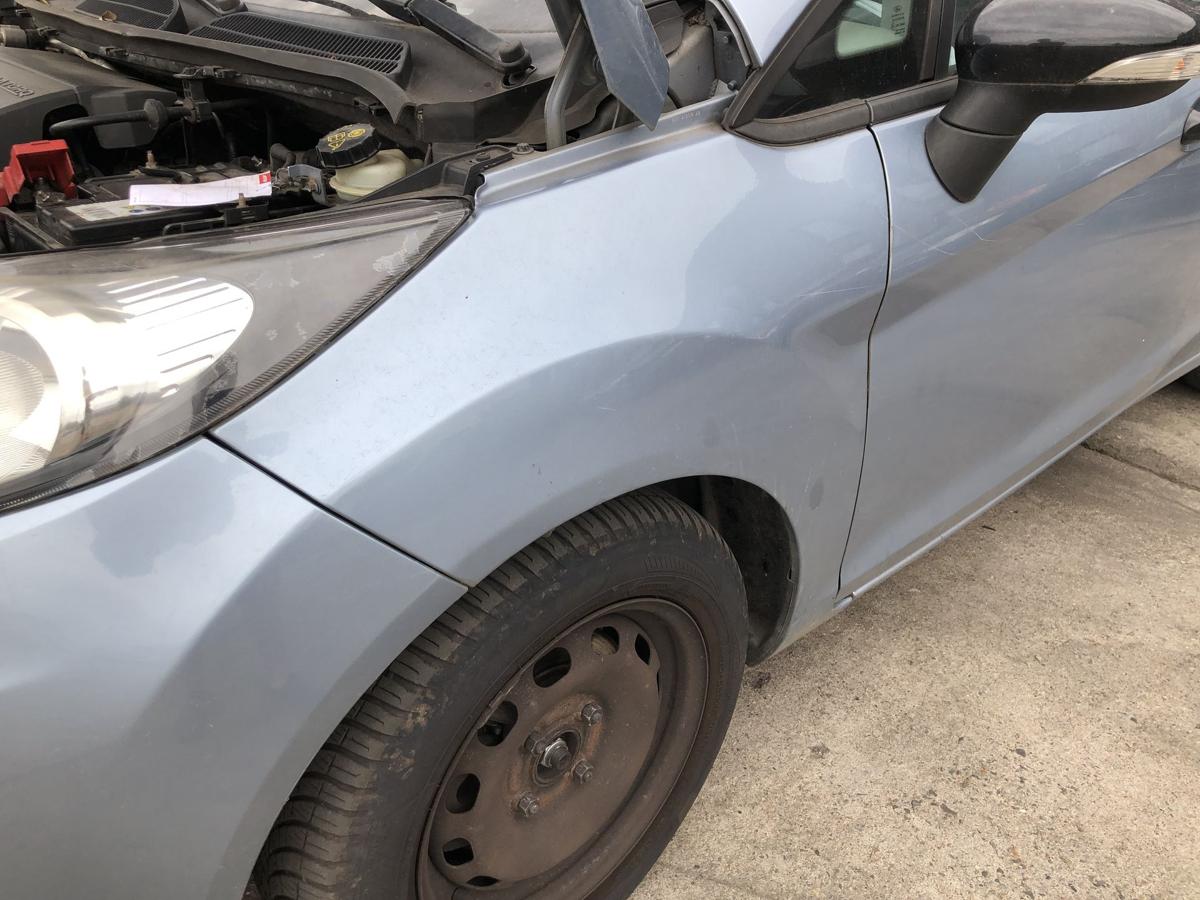 Ford Fiesta JA8 Kotfl&uuml;gel vorn links Fahrerseite Seitenwand J4 Tonic