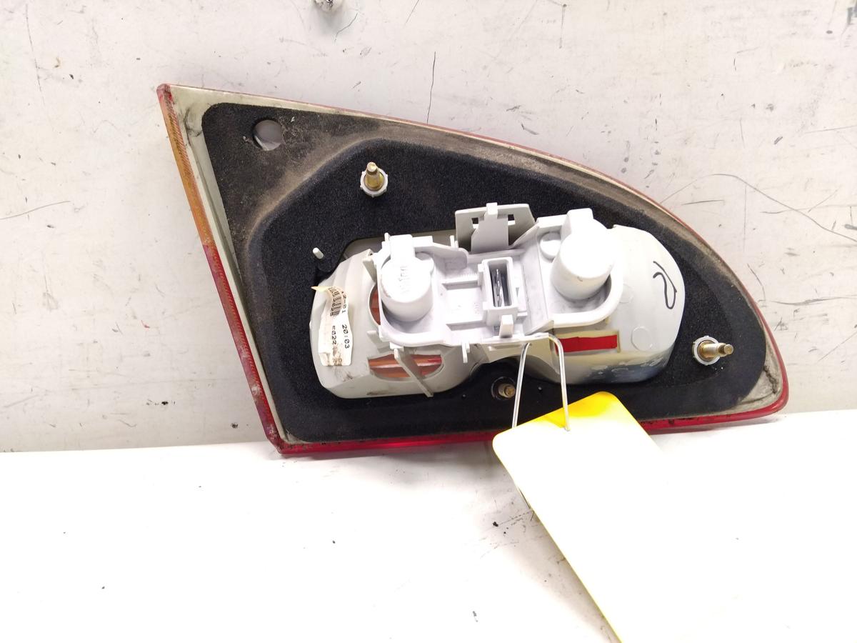 Toyota Avensis T22 Kombi R&uuml;ckleuchte Schlussleuchte rechts innen Facelift BJ2002