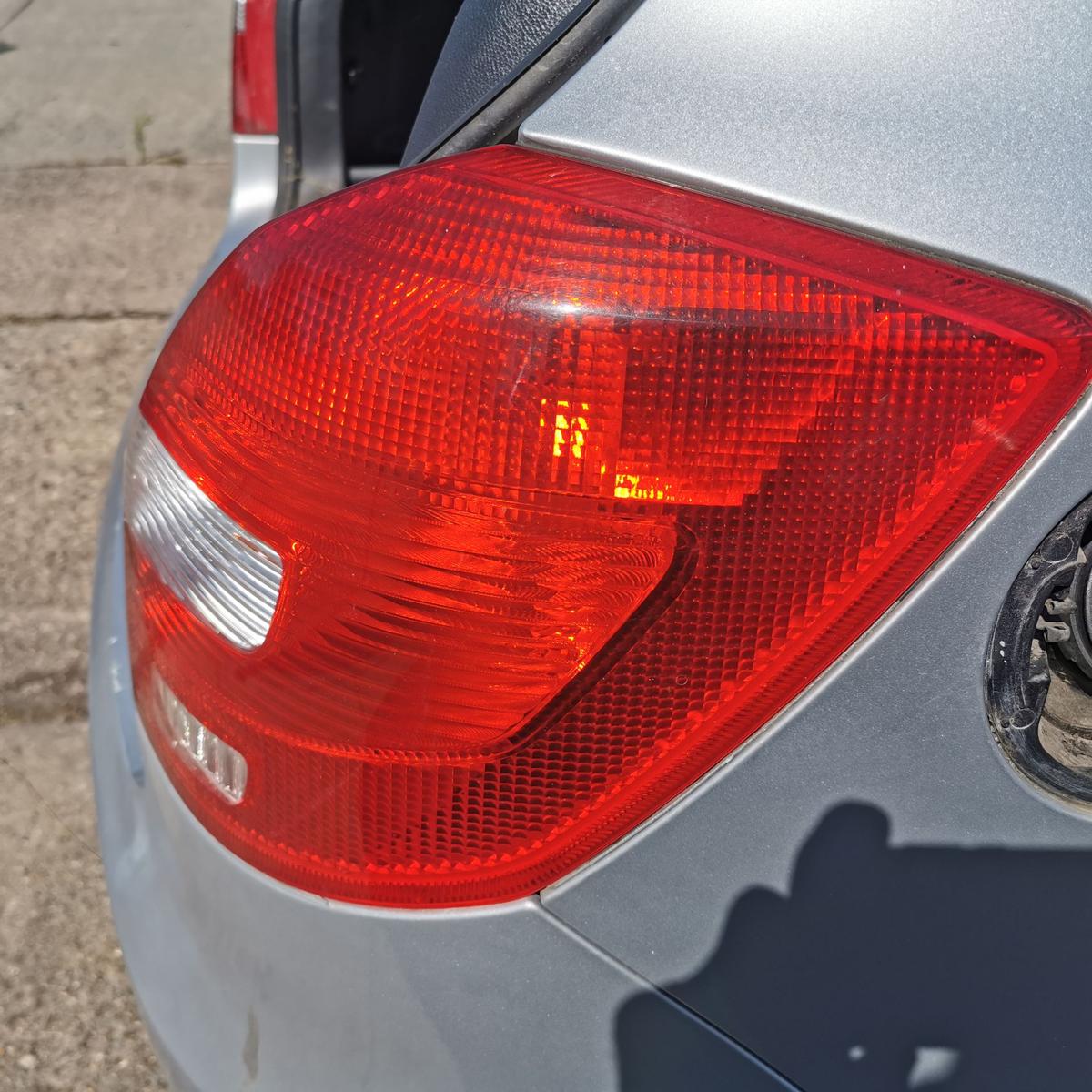 Skoda Fabia 5J Rückleuchte Schlussleuchte Bremsleuchte Lampe hinten rechts 5Trg