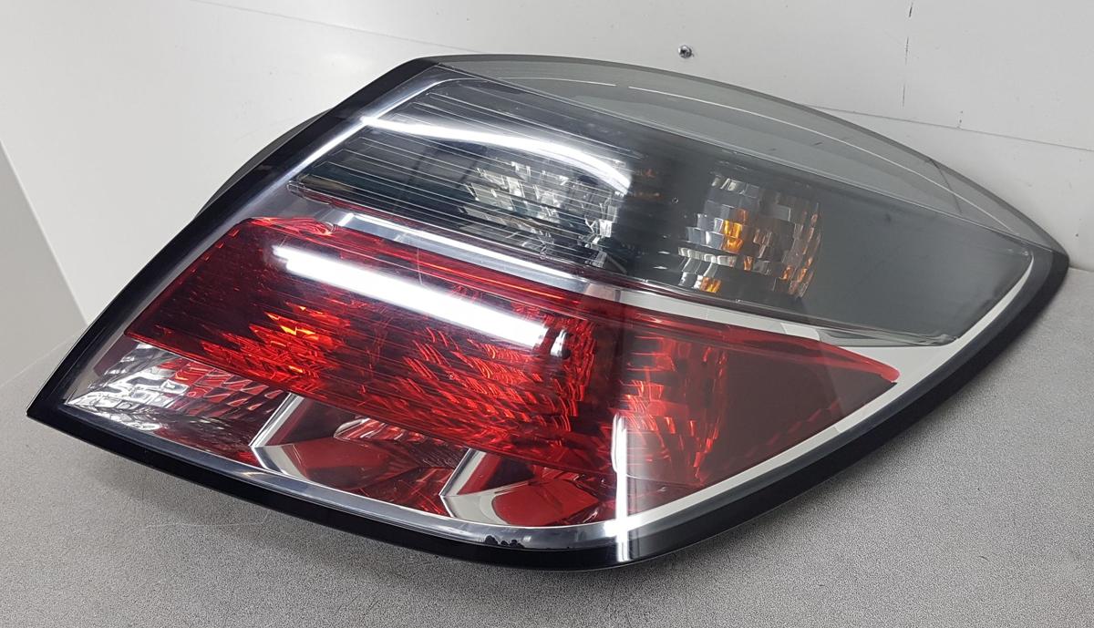 Opel Astra H GTC R&uuml;ckleuchte R&uuml;cklicht rechts 24451834 Bj2006 3 T&uuml;rig
