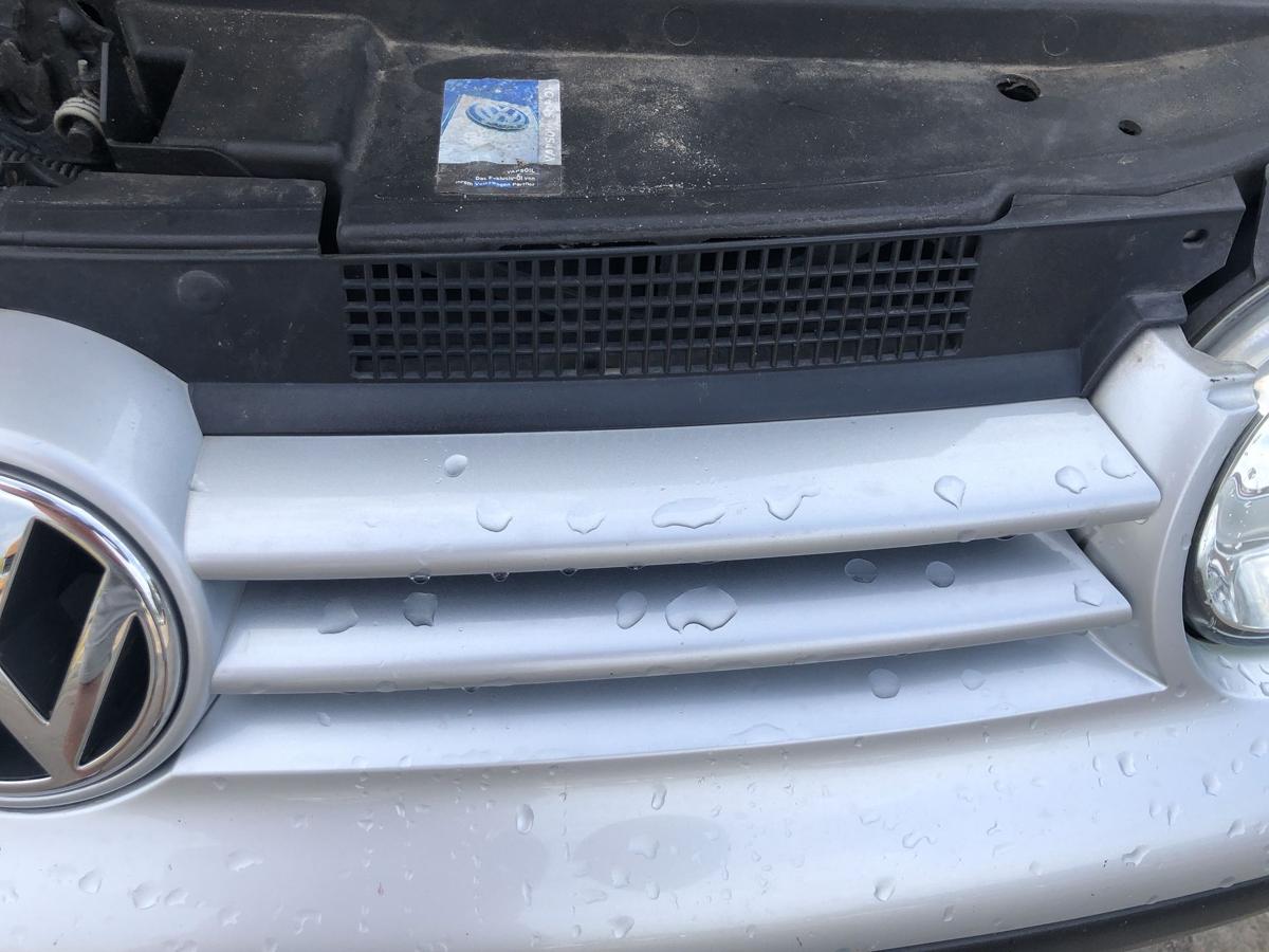 VW Golf 4 IV 1J K&uuml;hlergrill Frontgrill Grill mit VW Logo LA7W Reflexsilber