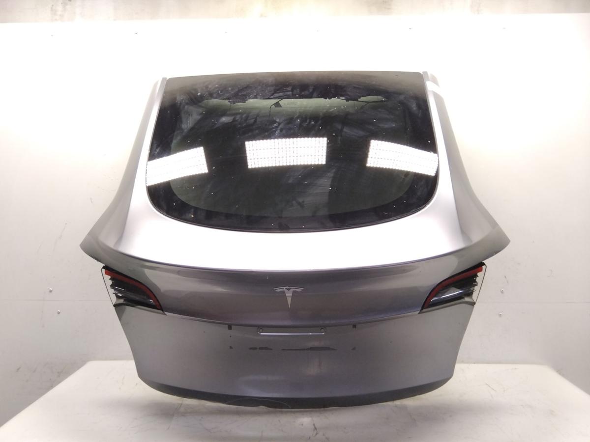 Tesla Model Y Heckklappe mit Heckscheibe beschädigt Bj.2024