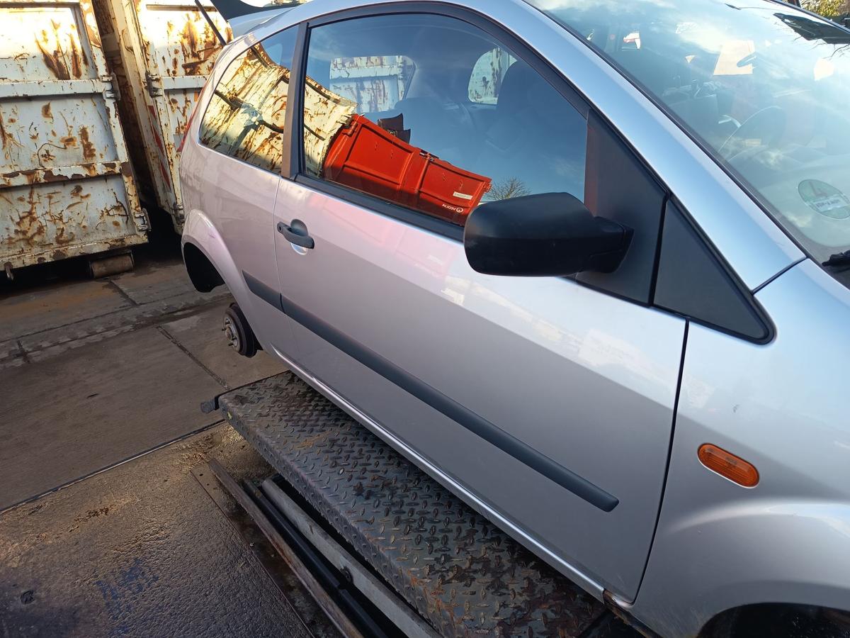 Ford Fiesta VI 3t&uuml;rer original T&uuml;r rechts Beifahrer Polarsilber Bj 2006