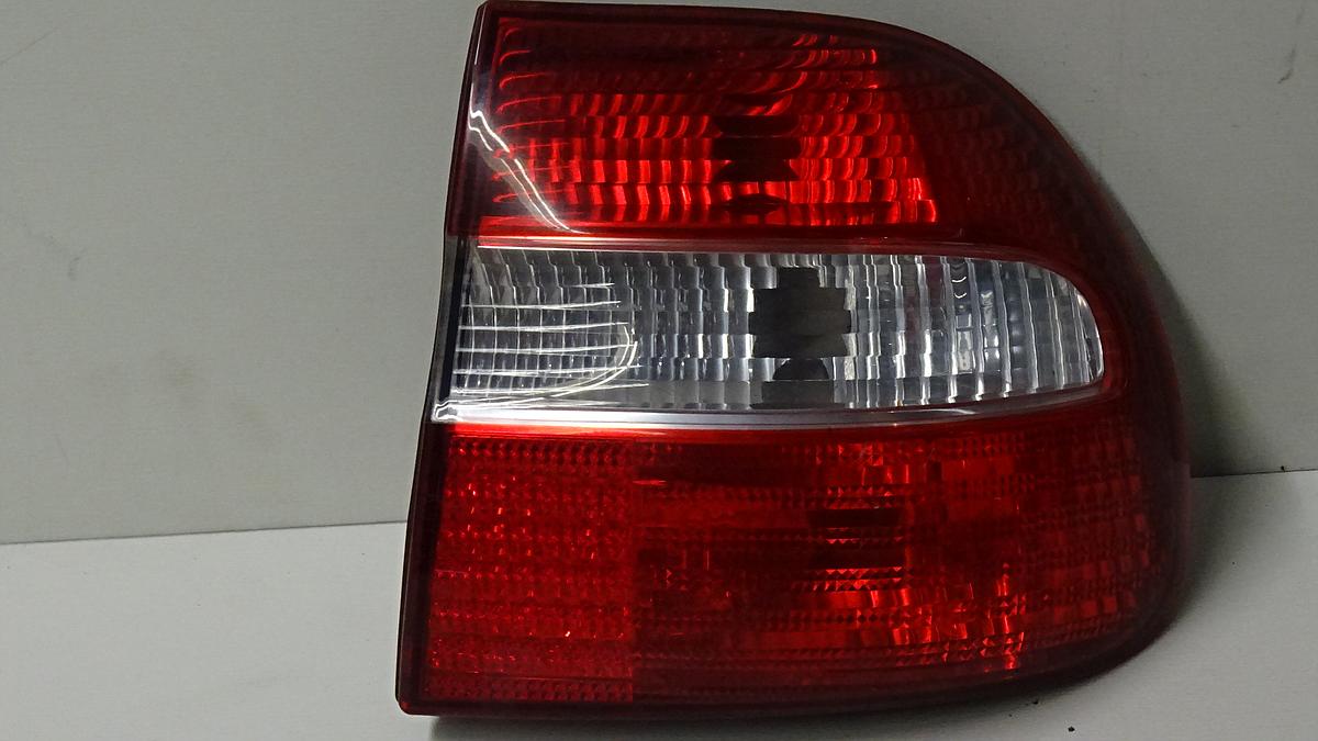 Volvo V40 Kombi Bj2001 Rückleuchte Rücklicht außen rechts in rot weiss