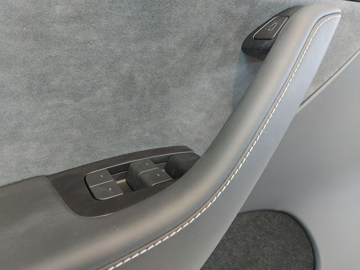 Tesla Model Y Tüververkleidung Innenverkleidung vorn links Alcantara Kunstleder