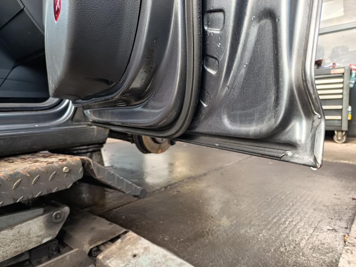 VW Touran 1T original Tür vorn rechts Beifahrer D7X Platingrau Bj 2006