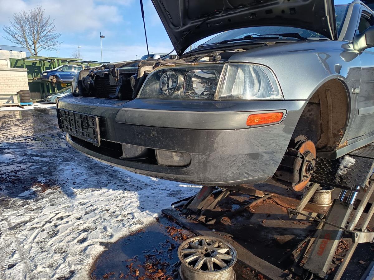 Volvo V40 original Sto&szlig;stange F&auml;nger vorn/Front Titangrau Bj 2001