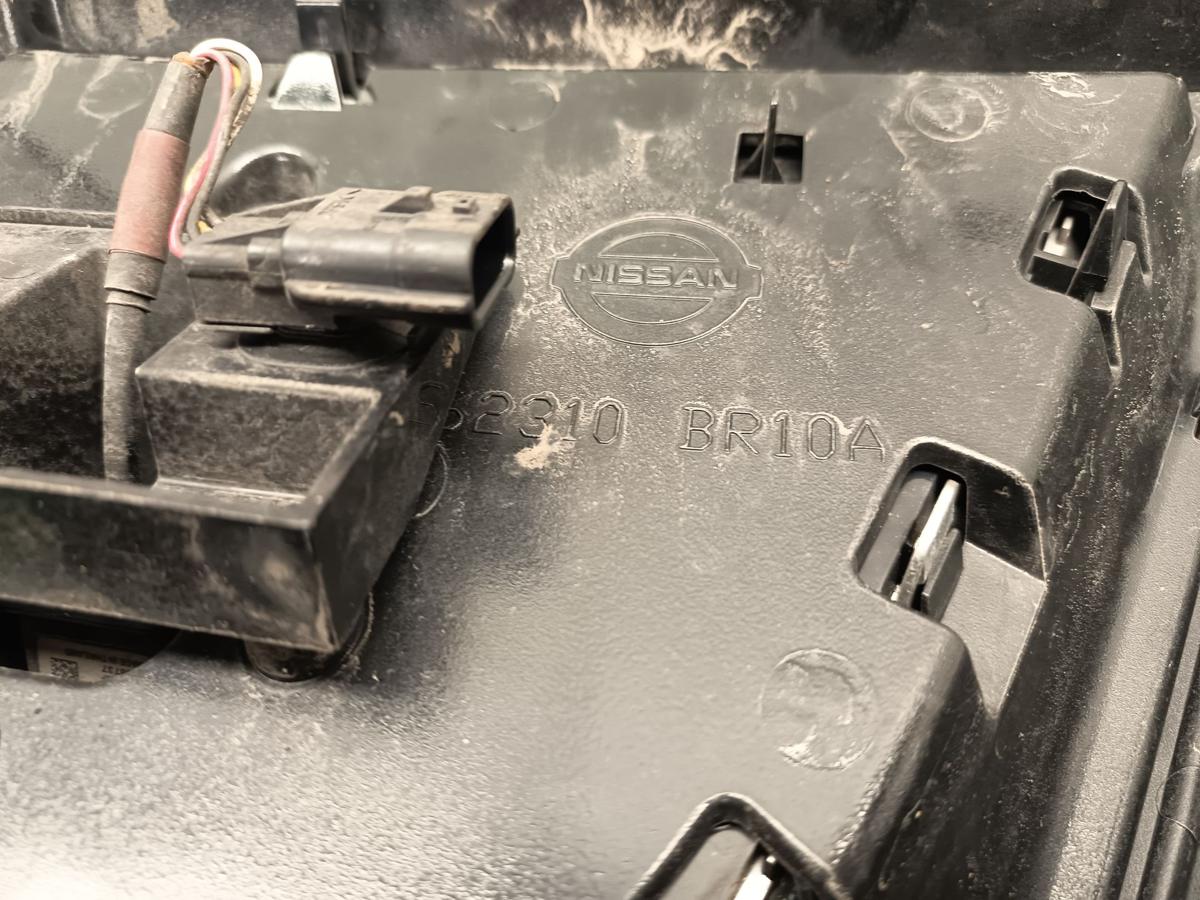 Nissan Qashqai J10 original K&uuml;hlergrill mit Frontkamera GAB Nightshade Bj 2013