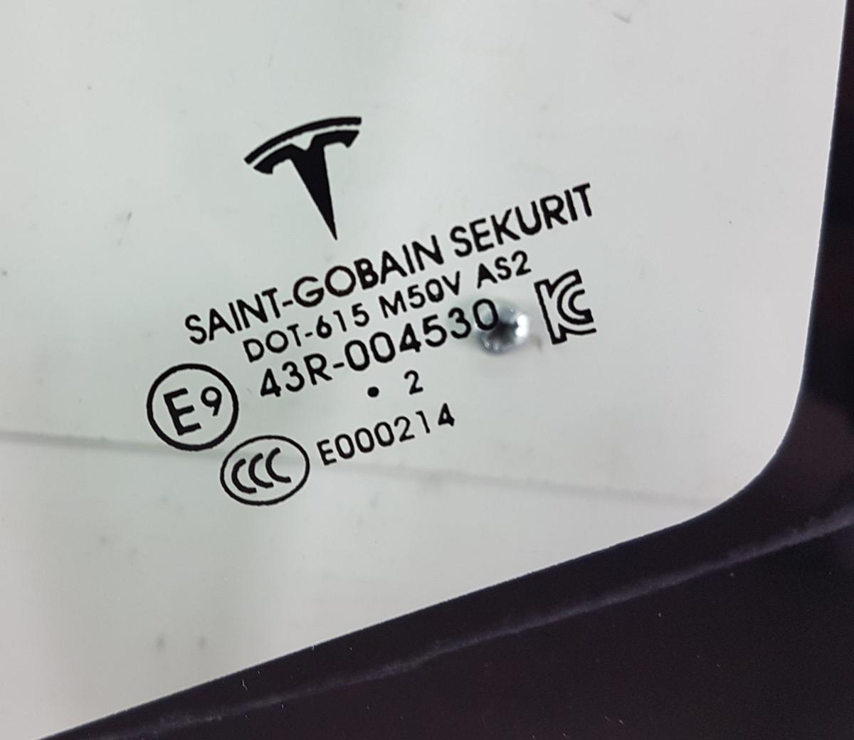 Tesla Model X Dreieckscheibe vorn links in gr&uuml;ncolor Bj2022 T&uuml;rscheibe vorn