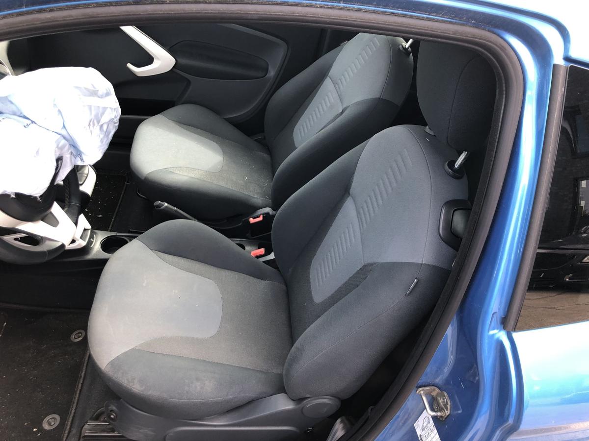 Ford KA RU8 Sitz vorn links Fahrersitz Stoff Heizung Höhenverstellung Autositz
