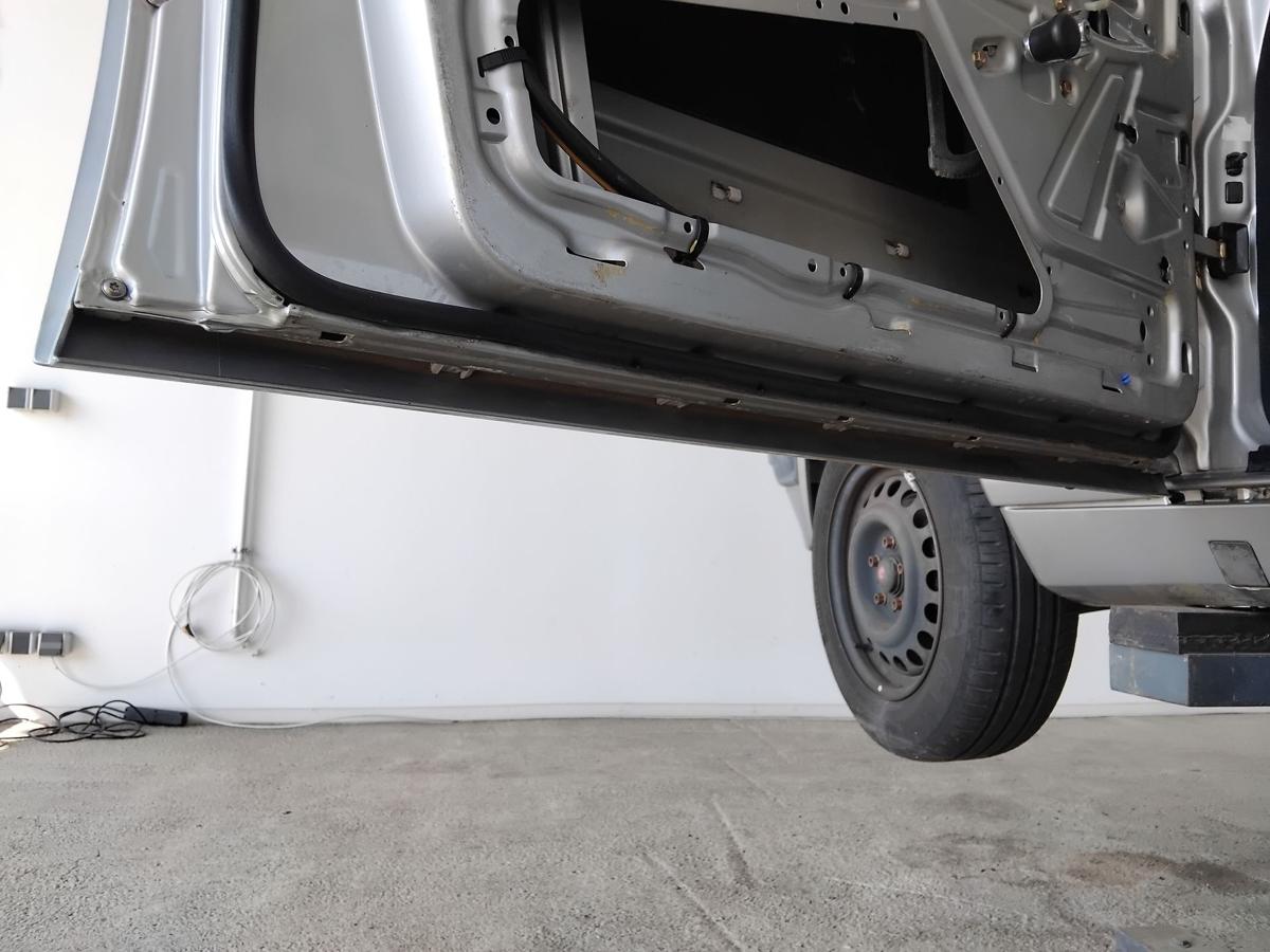 Mercedes Benz 190 W201 T&uuml;r vorn links Fahrert&uuml;r BJ1991 Mopf 744 brillantsilbermetallic