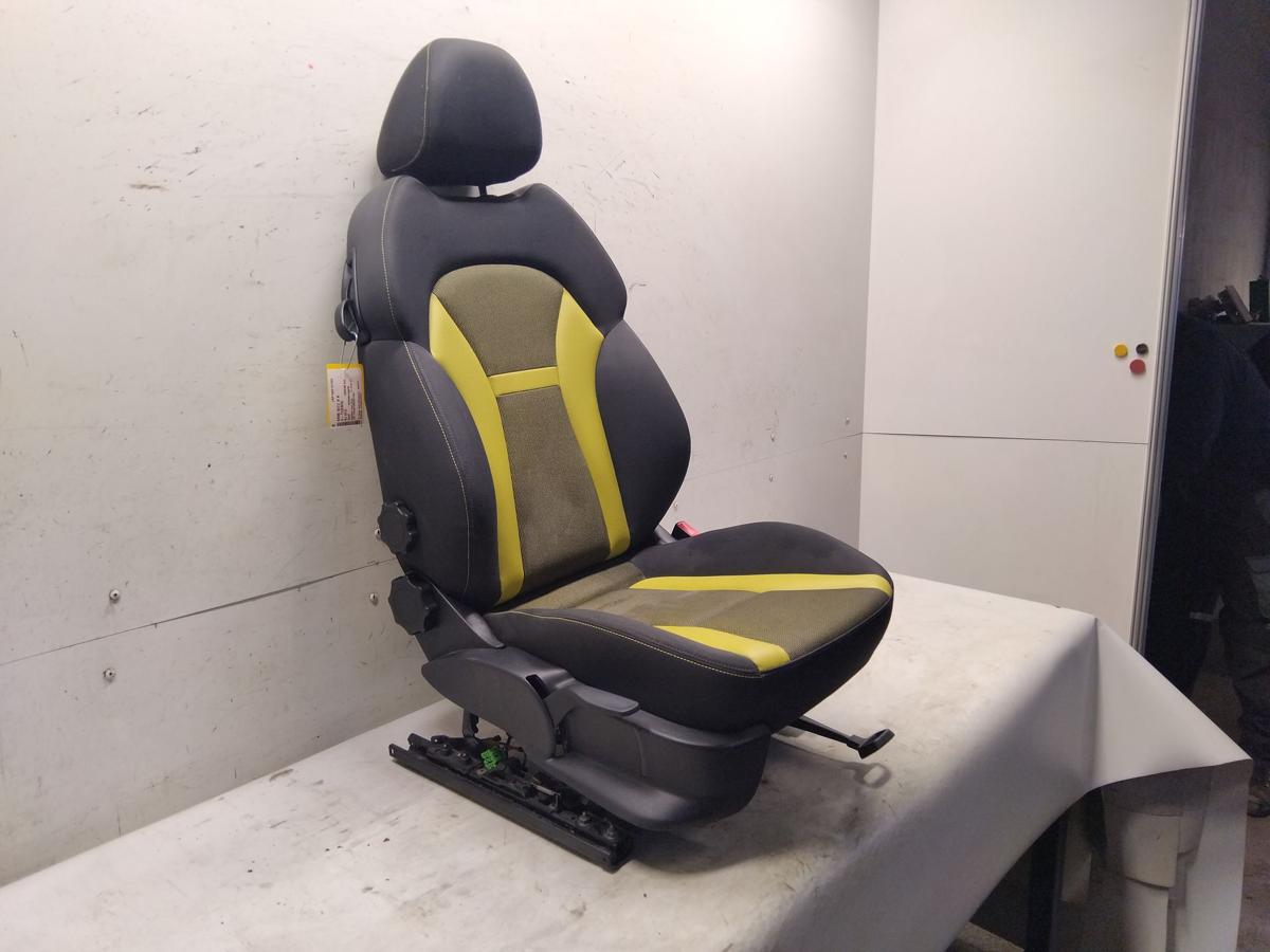 Audi A1 8X orig. Sitz vorn rechts Beifahrersitz 3t&uuml;rig Stoff schwarz/gelb BJ2010
