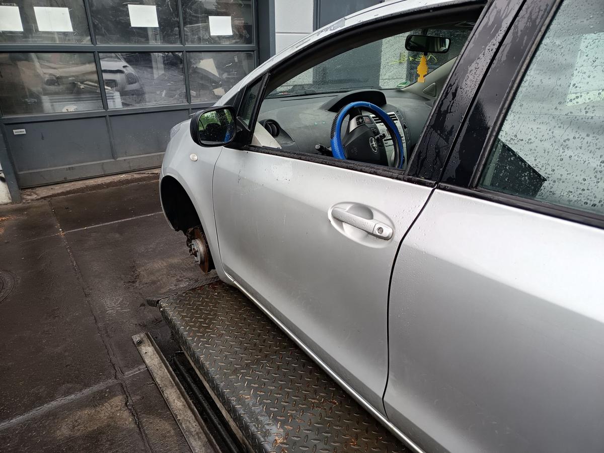 Toyota Yaris XP9 original Tür vorn links Fahrer 1E7 Silver pearl Bj 2006