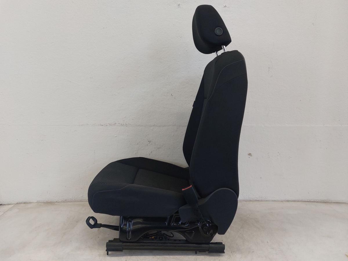 VW Golf Sportsvan AUV ab17 Sitz vorn rechts Beifahrersitz Stoff mit Heizung