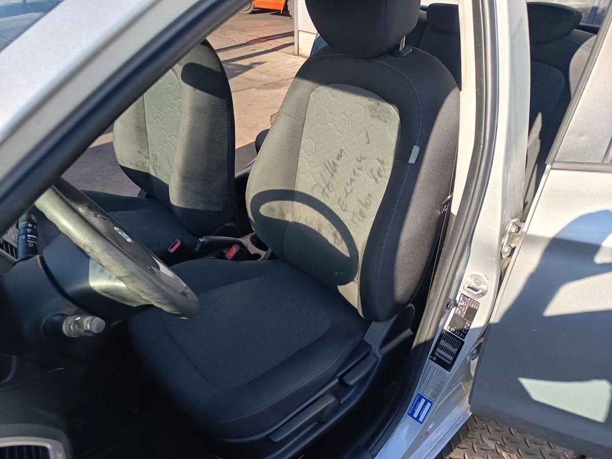 Hyundai i20 original Sitz vorn links Fahrer Stoff 9P Midnight Black Bj 2011