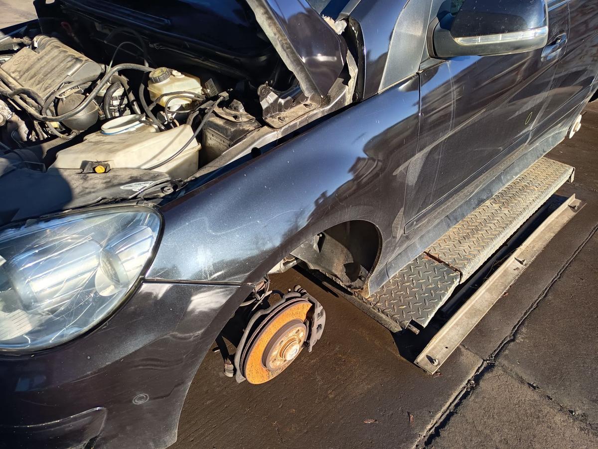 Mercedes W245 Mopf orig Kotfl&uuml;gel links Seitenteil schwarz &uuml;berlackiert Bj 2011