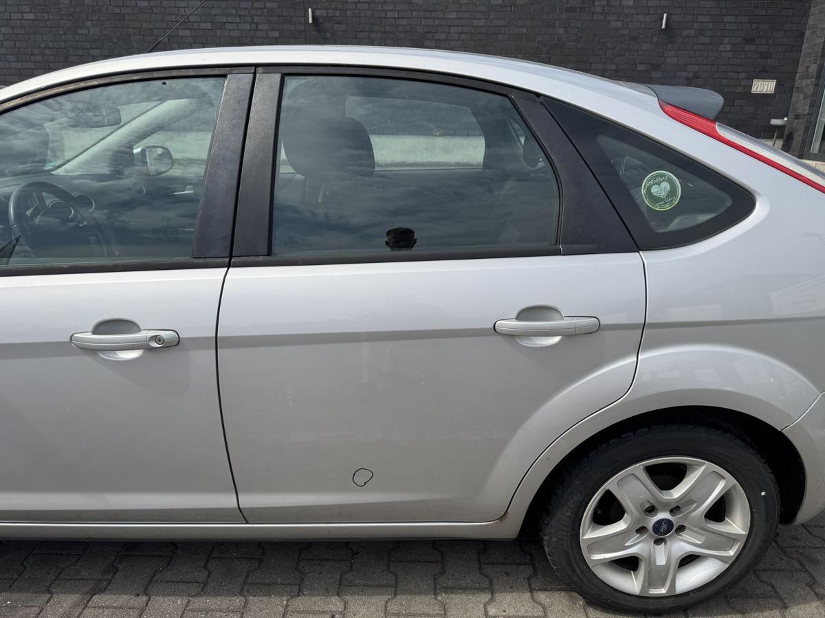 Ford Focus 2 original T&uuml;r hinten links Polar Silber Flie&szlig;heck Facelift Bj.2009