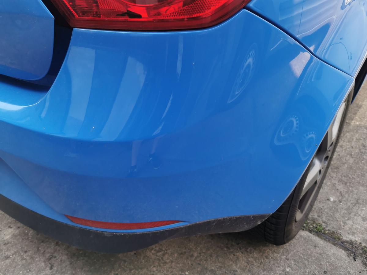 Seat Ibiza 6J Stossstange Stossfänger Bumper hinten blau Ausschnitt AHK unten