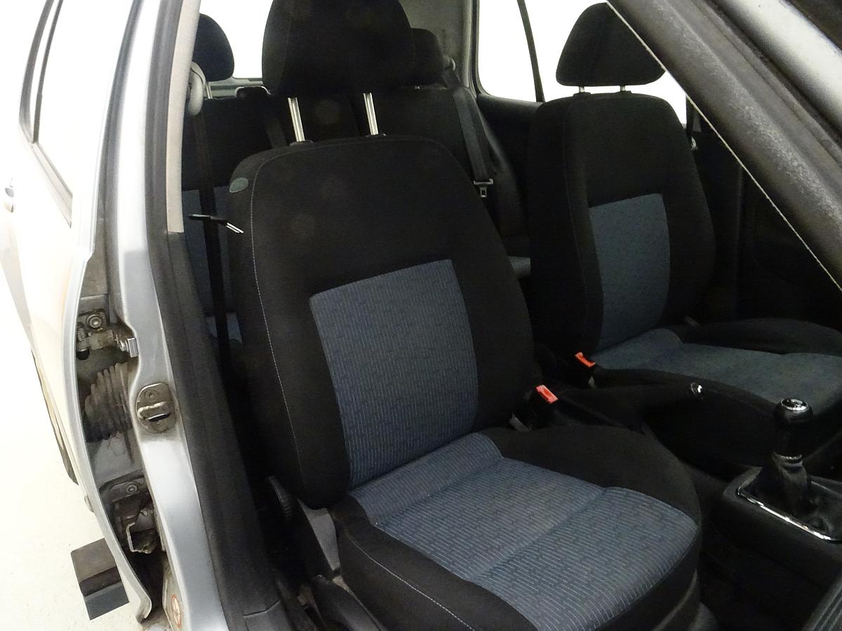 VW Golf 4 Sitz vorn rechts Fahrersitz 5türig Stoff schwarz mit Muster BJ2003