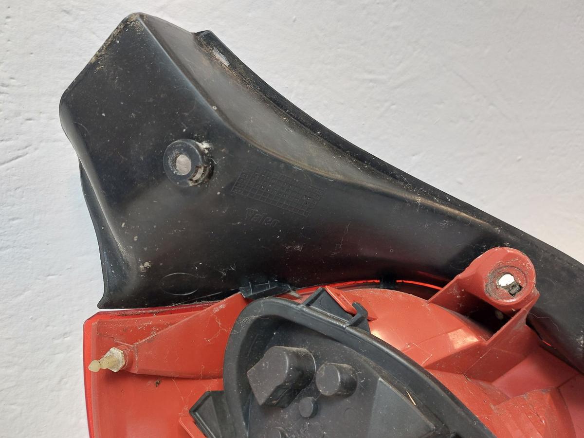 Renault Clio III R Rückleuchte Schlussleuchte Rücklicht hinten rechts mit Träger Renault Clio III R Rückleuchte Schlussleuchte Rücklicht hinten rechts mit Träger