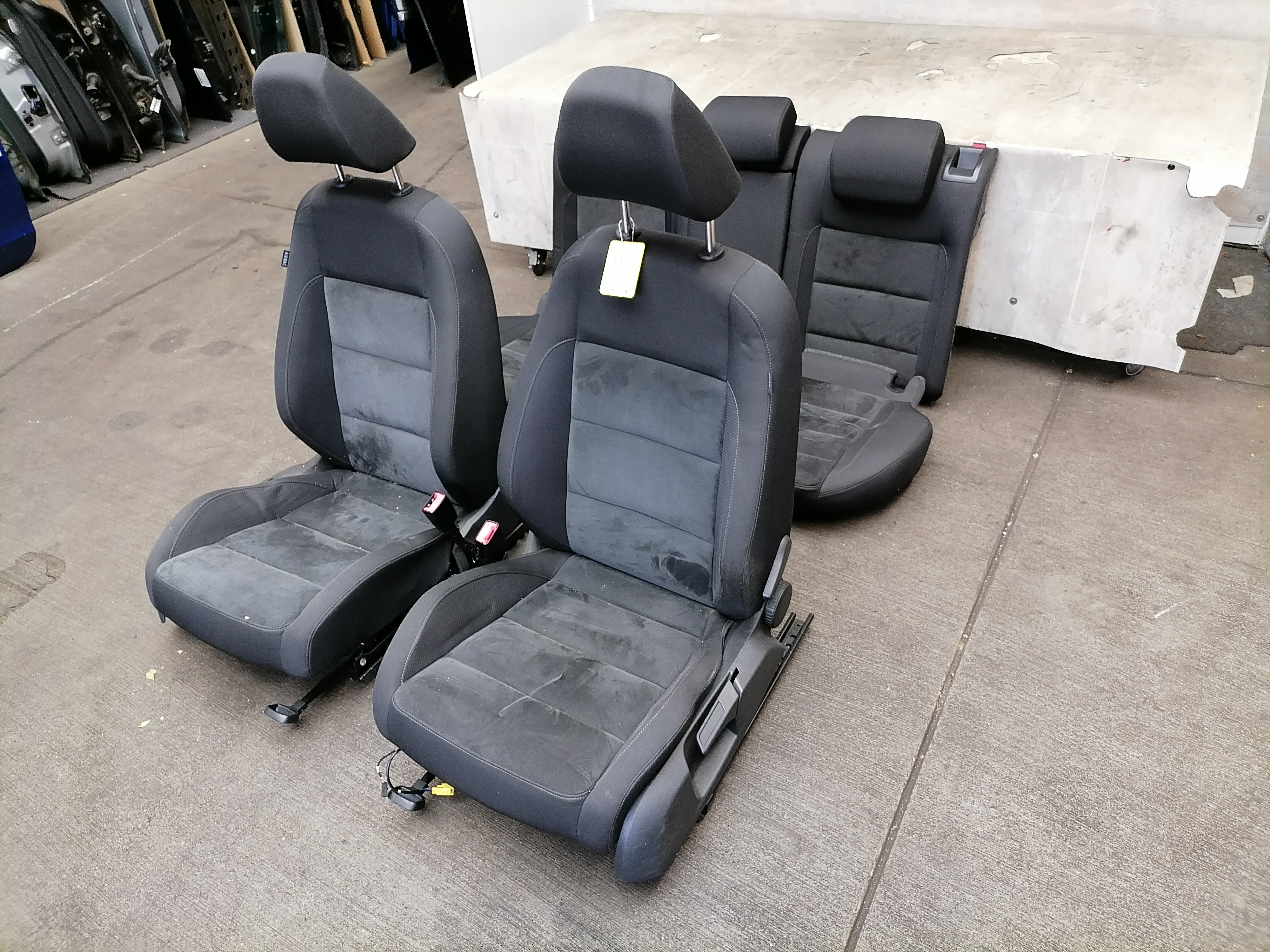 VW Golf 6 VI Sitzausstattung Stoff Alcantara Sitze Innenausstattung 5-Türer