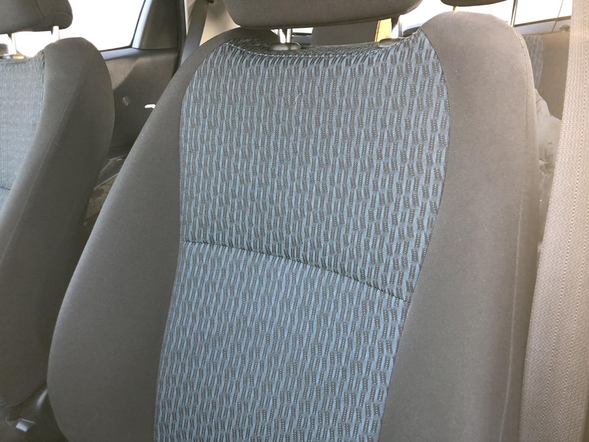 Toyota Yaris XP13 Sitz vorn links Fahrersitz Stoff nur f&uuml;r 5 t&uuml;rer Autositz