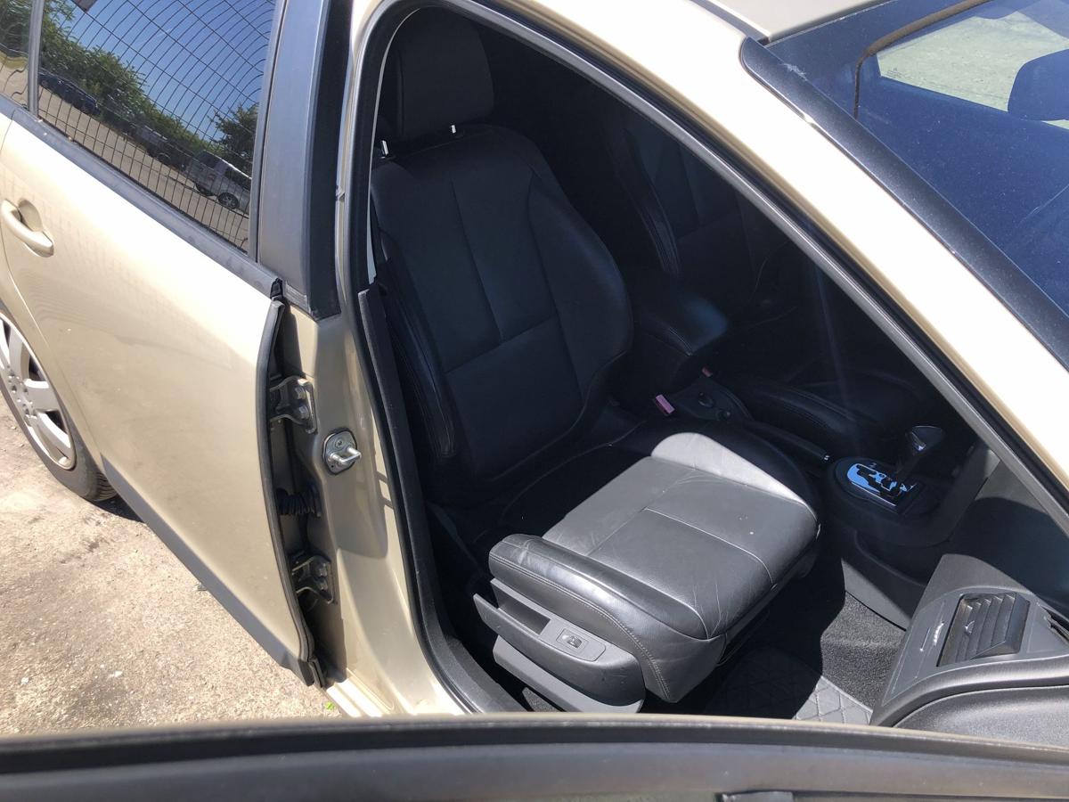 Citroen C4 Typ L Ledersitz vorn rechts Leder schwarz manuelle Verstellung