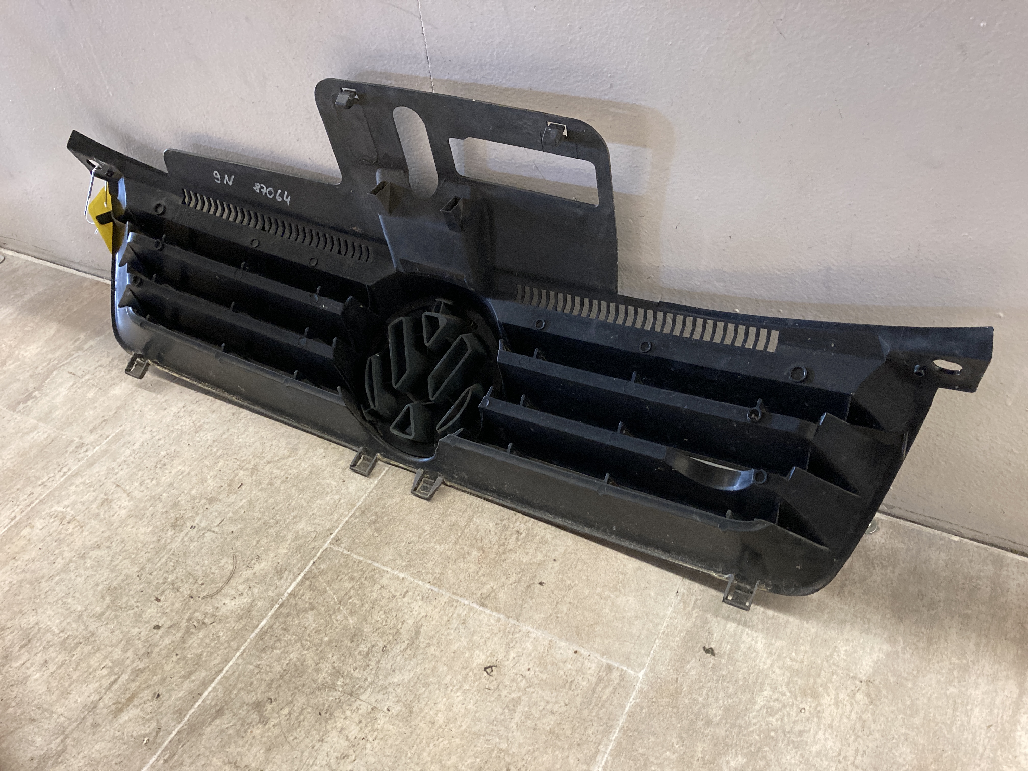 VW Polo 9n 01-05 Kühlergrill Grill Frontgrill 6Q0853651C