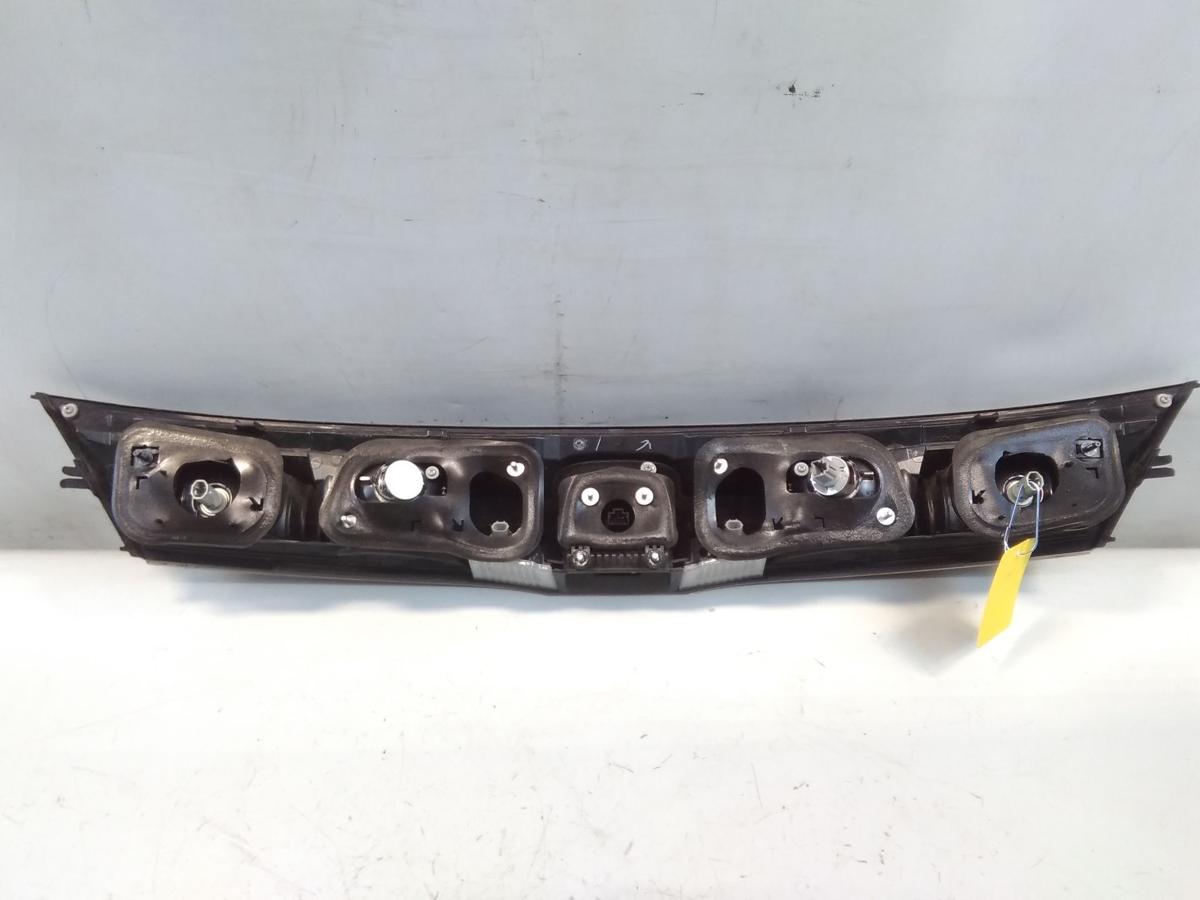 Honda Civic 8 FK1 orig R&uuml;ckleuchte Heckblende Mitte 5t&uuml;rig Vorfacelift BJ2008