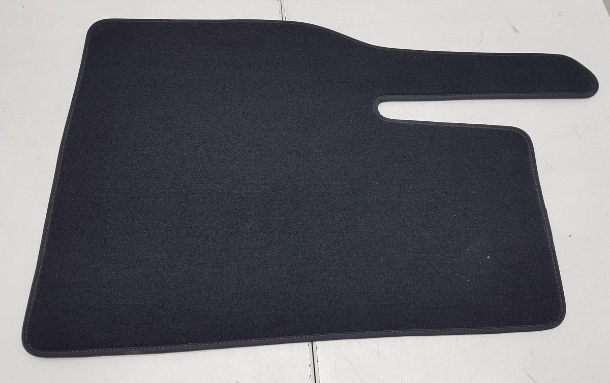 Tesla Model Y original Fu&szlig;mattensatz Textil Teppich Bj2025 NEUWERTIG