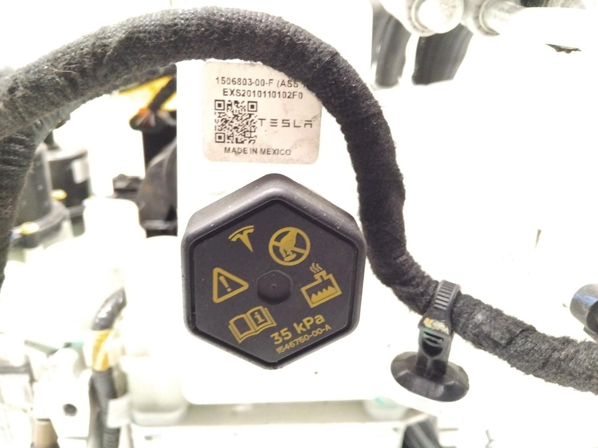 Tesla Model 3 original W&auml;rmtauscher Super Manifold mit Octavalve BJ2021