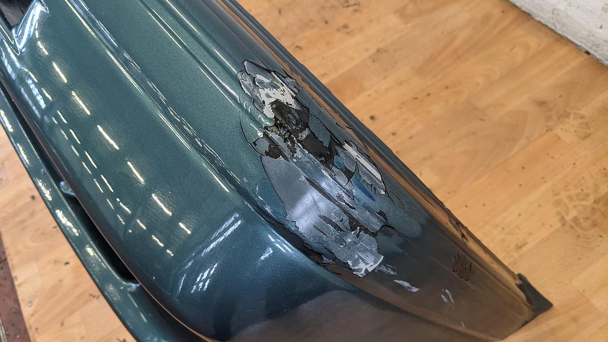 Mazda 626 GD Stoßfänger vorn Stoßstange grün beschädigt