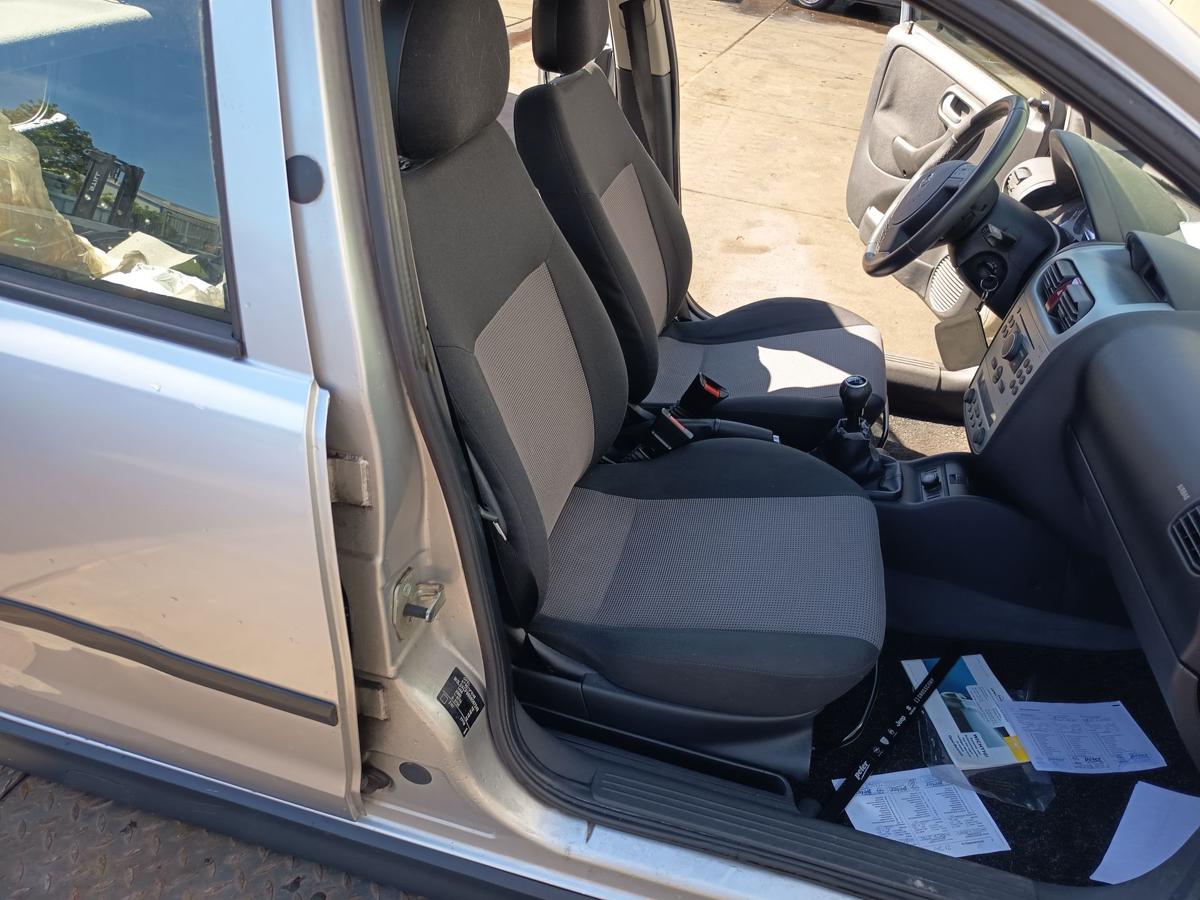 Opel Corsa C original Beifahrersitz vorn rechts Stoff anthrazit 5t&uuml;rig Bj 2005