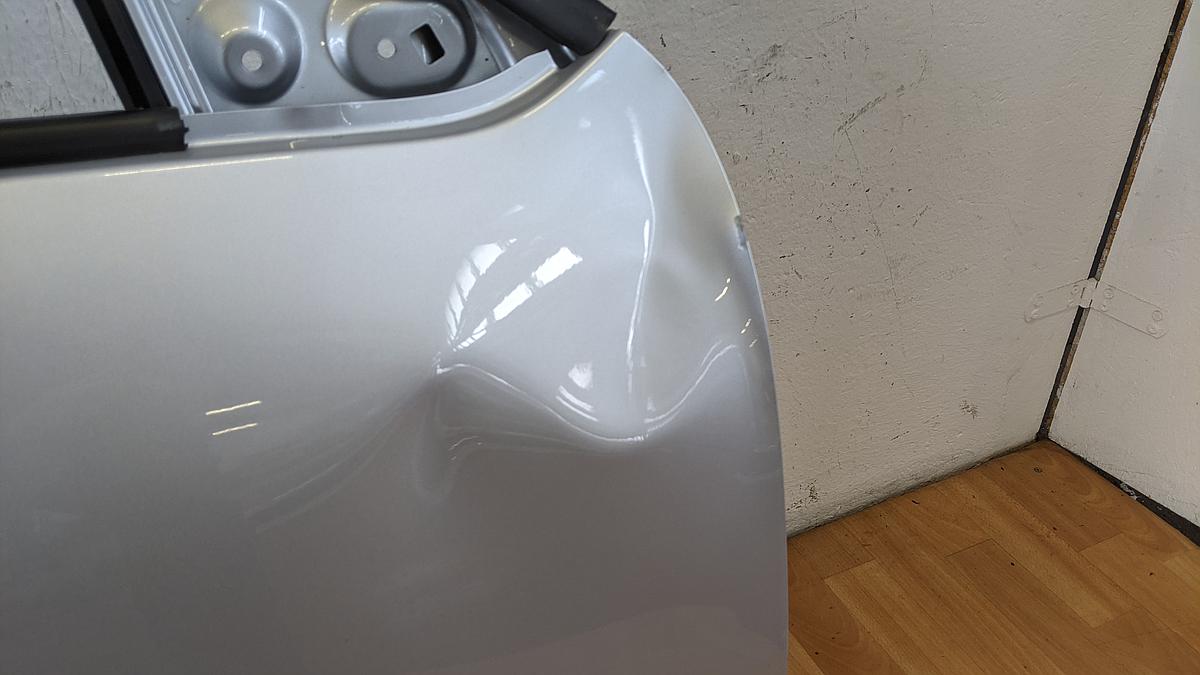 Dacia Spring Tür vorn rechts Beifahrertür beschädigt