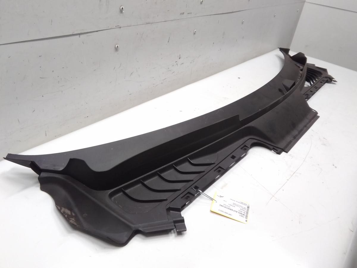 Porsche Macan 2 XAB 95C original Plastikabdeckung Windlauf 95C819401J Bj.2024 Porsche Macan 2 XAB 95C original Plastikabdeckung Windlauf 95C819401J Bj.2024