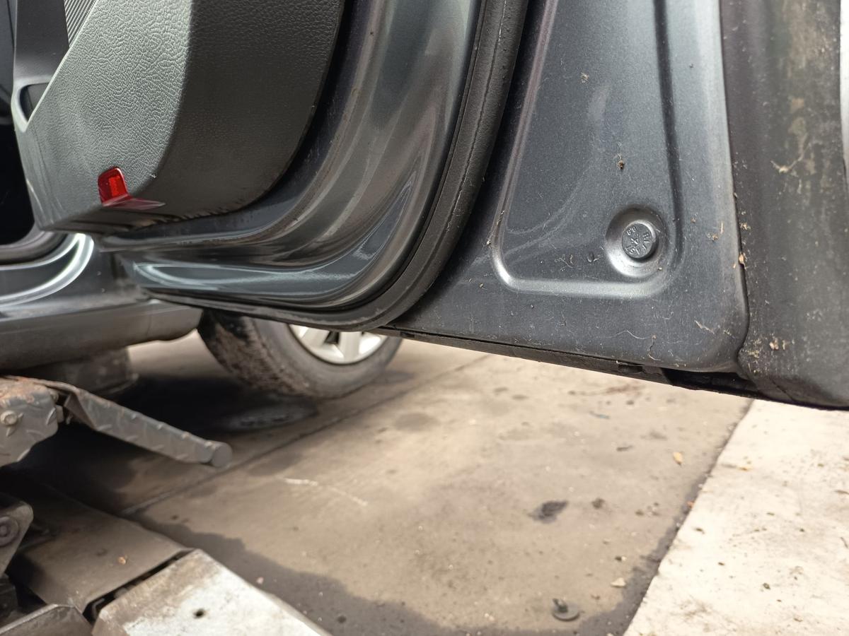 VW Golf VI original Tür rechts Beifahrer D7X Platingrau Bj 2010