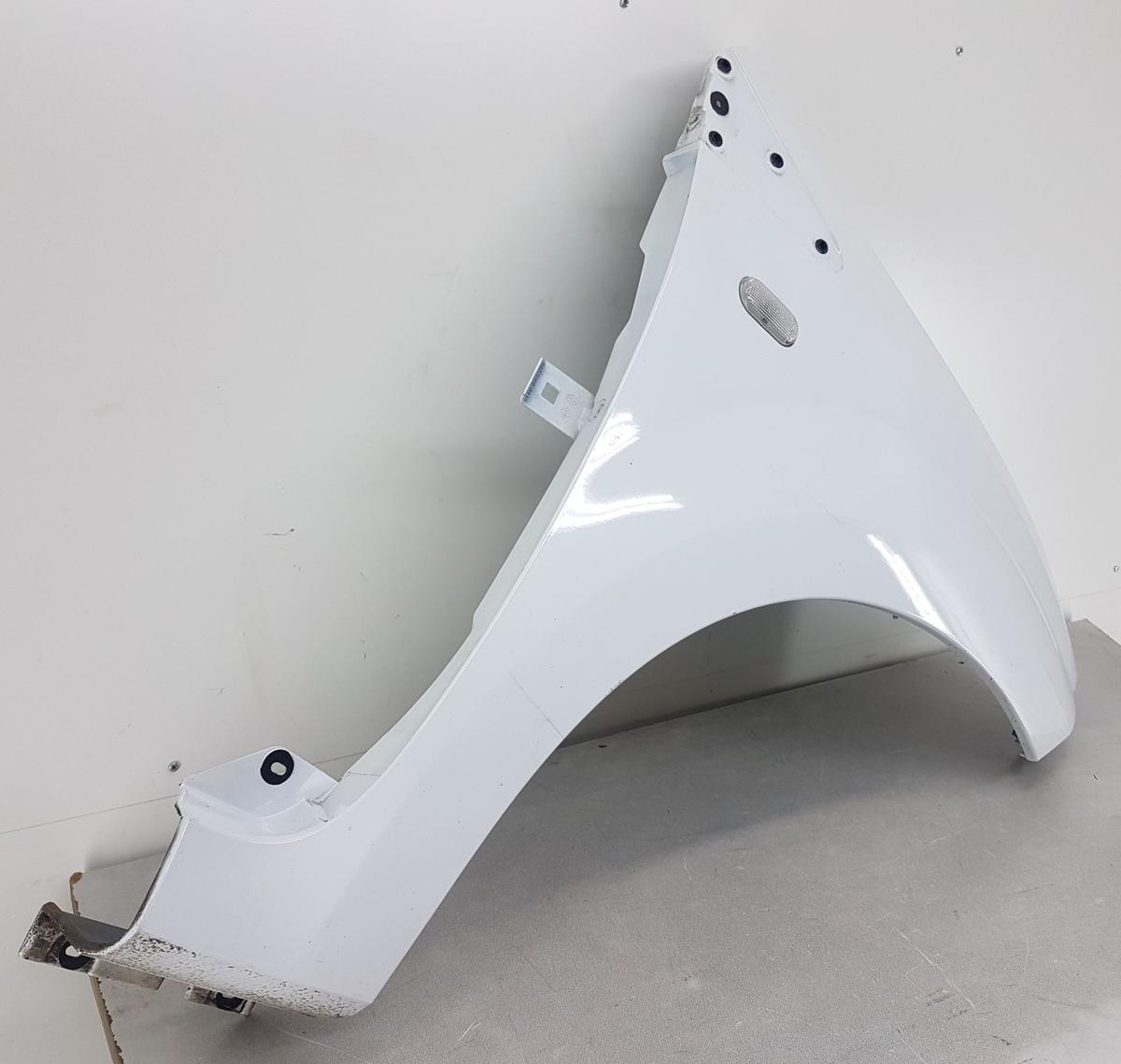 Renault Twingo II Kotflügel rechts 8200588325 in OV369 ICE WHITE BC Bj2010