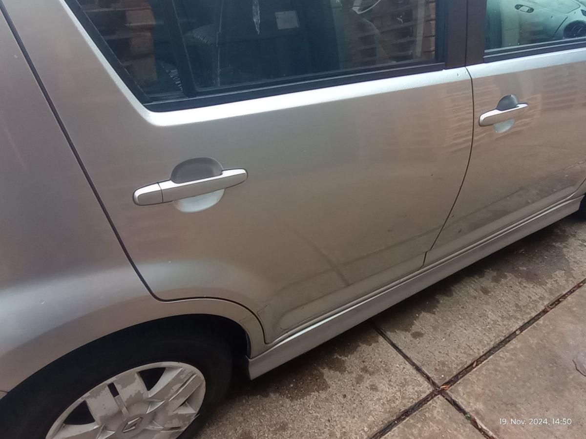 Daihatsu Sirion M300 orig Tür hinten rechts 5trg S28 Silber Bj 2007