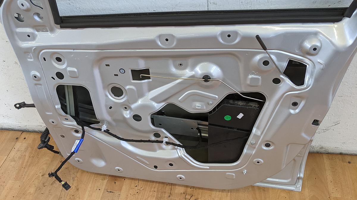 Dacia Spring Tür vorn rechts Beifahrertür beschädigt