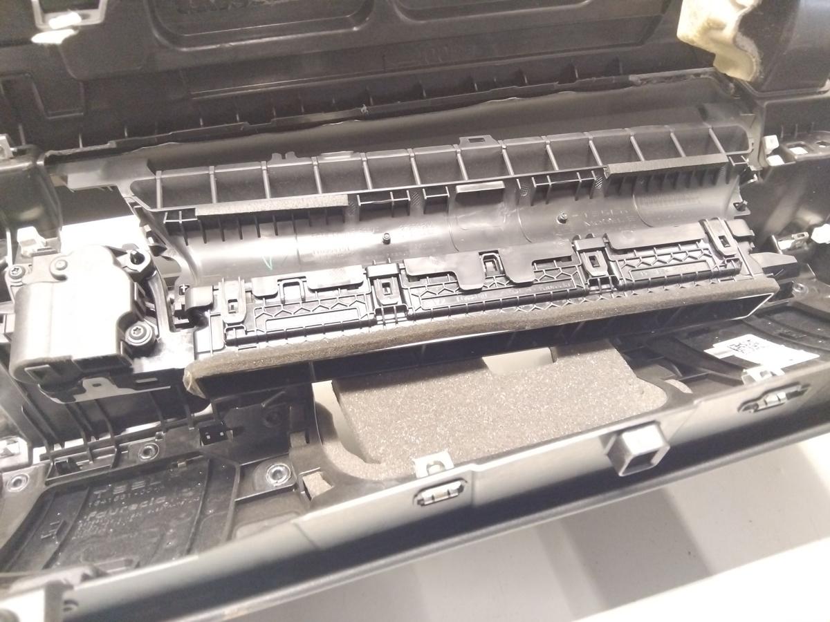 Tesla Model Y orig Armaturenbrett Cockpit schwarz mit Holzdekorleisten BJ2023