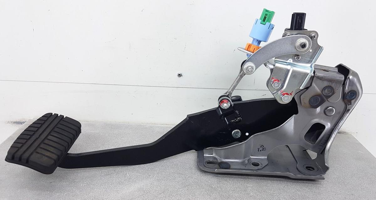 Mitsubishi Eclipse Cross original Bremspedal mit Pedalbock Bj2023