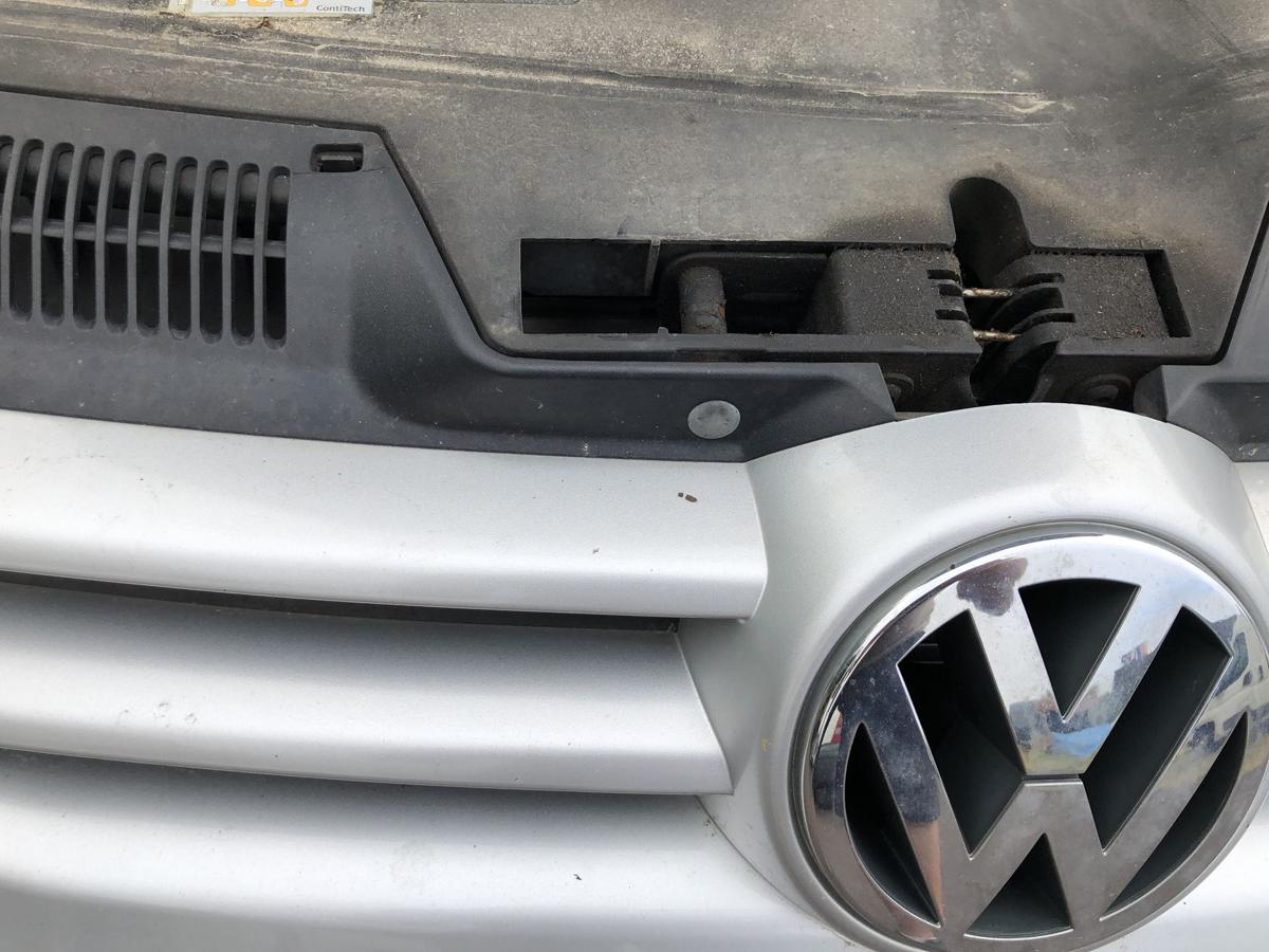 VW Golf 5 1K K&uuml;hlergrill Grill Frontgrill mit Logo LA7W Reflexsilber Metallic
