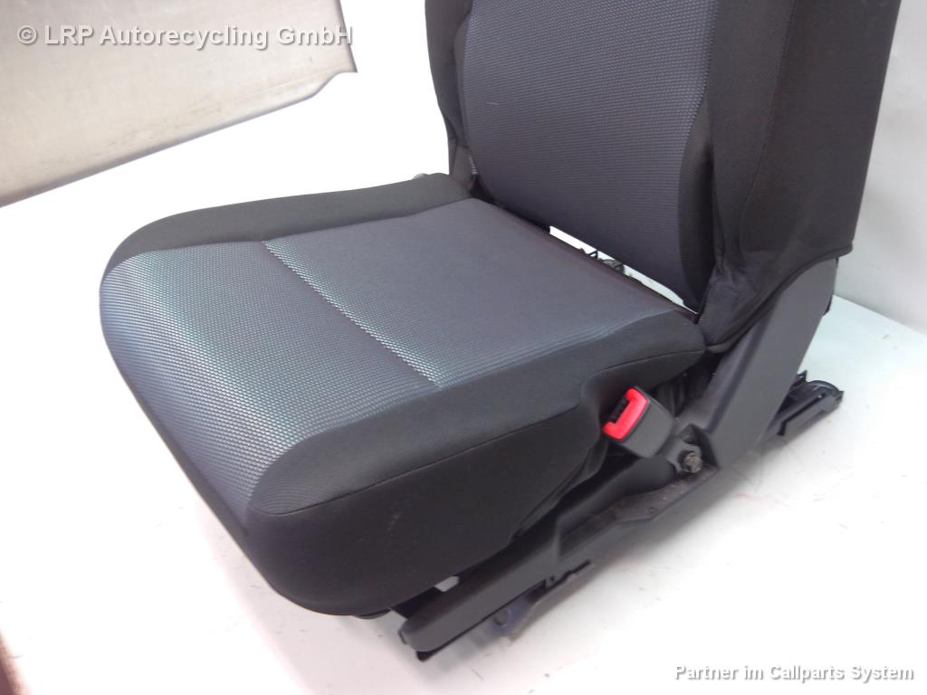 Toyota Corolla Verso BJ2006 Sitz hinten rechts ISOFIX