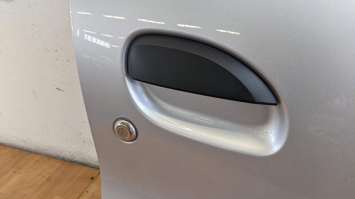 Dacia Spring Tür vorn rechts Beifahrertür beschädigt