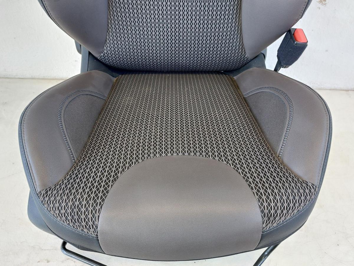 Peugeot 2008 I CU Sitz vorn rechts Beifahrersitz Kunstleder Stoff braun Heizung