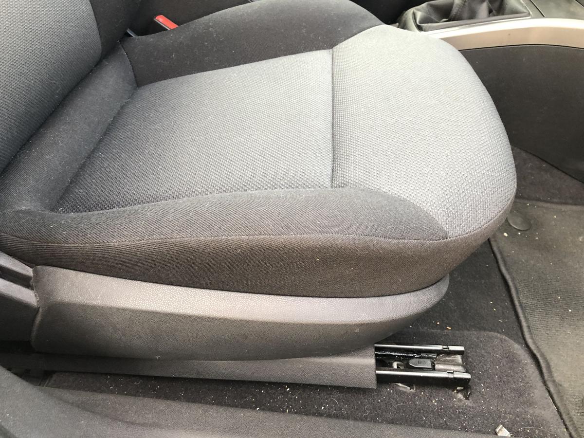 Opel Astra H Caravan Sitz vorn rechts Beifahrersitz ohne Heizung Stoffsitz