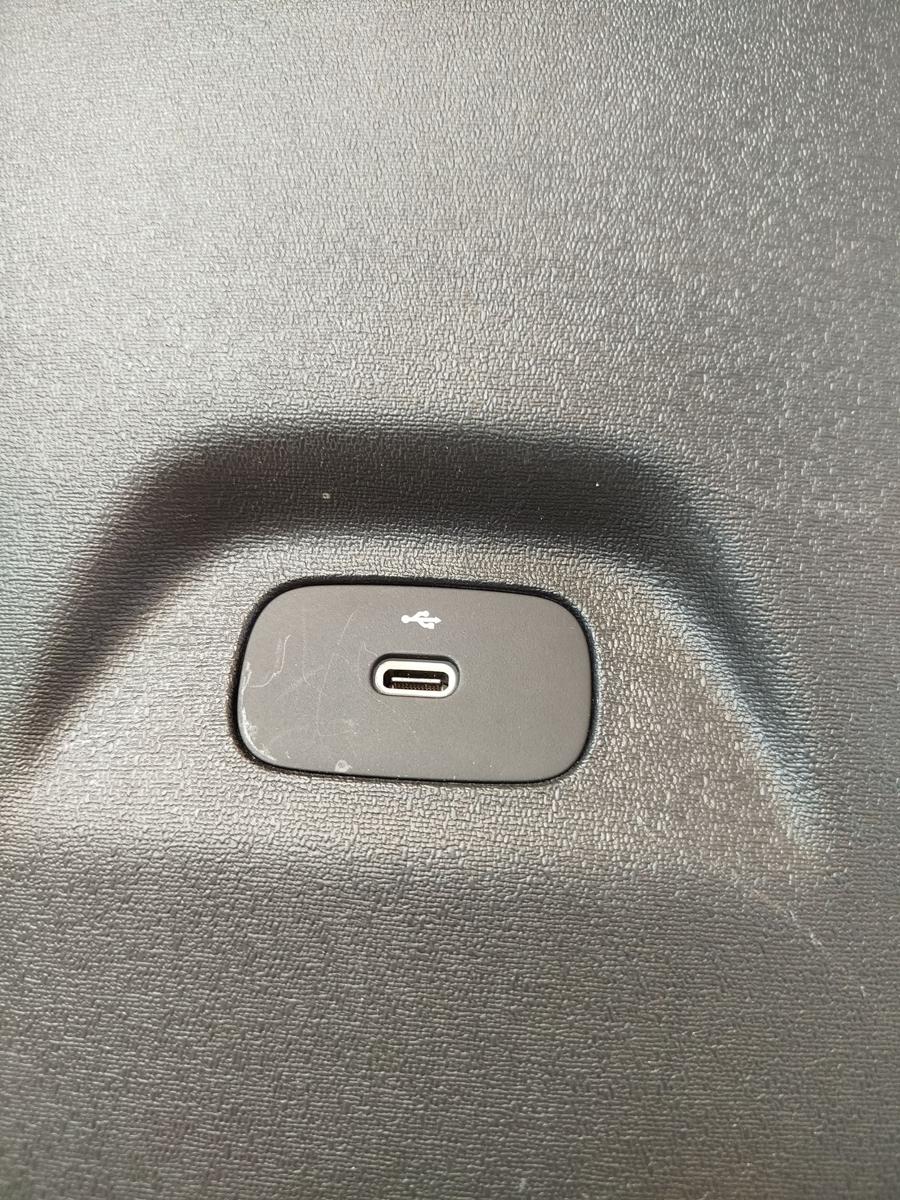 NIO EL6 Elektro SUV Innenverkleidung Mitteltunnel hinten USB C Anschluss